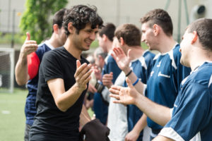 Il saluto dei giocatori tra i sorrisi a fine partita
